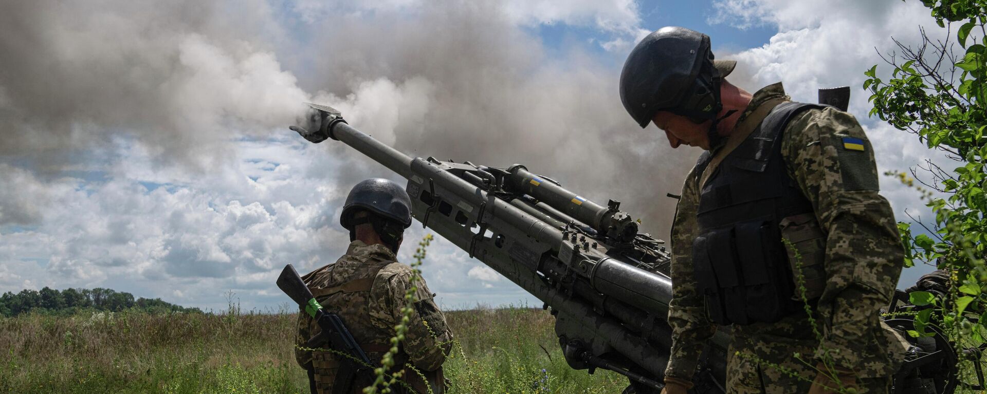 Украинские военнослужащие ведут огонь из поставленной США гаубицы M777 в Харьковской области - Sputnik Кыргызстан, 1920, 01.10.2022