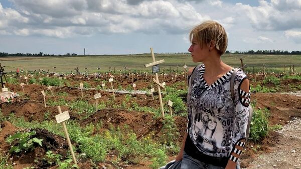 Девушка дала обещание у могилы — пронзительное видео из Мариуполя - Sputnik Кыргызстан