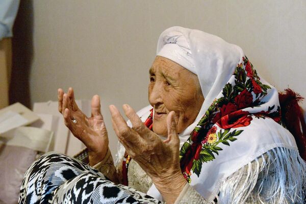Глава кабмина Акылбек Жапаров проведал 102-летнюю жительницу села Рават Баткенского района Асал Абдиломутову и поздравил ее с Днем пожилых людей - Sputnik Кыргызстан