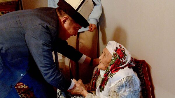 Поздравление 102-летней жительницы Баткенской области с Днём пожилых людей - Sputnik Кыргызстан