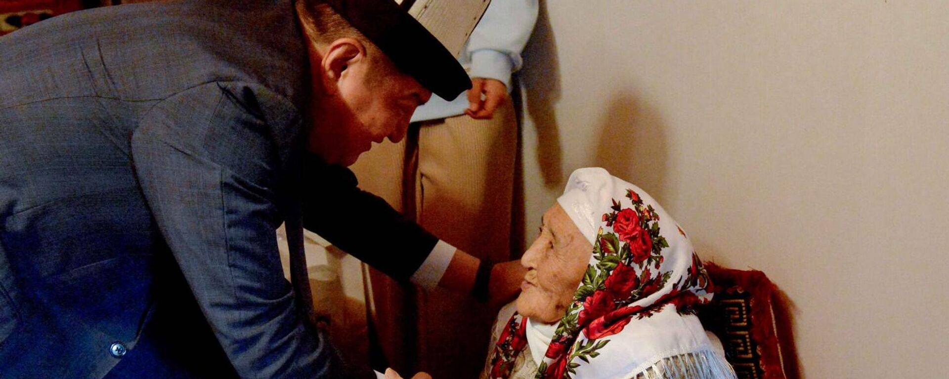 Поздравление 102-летней жительницы Баткенской области с Днём пожилых людей - Sputnik Кыргызстан, 1920, 01.10.2022