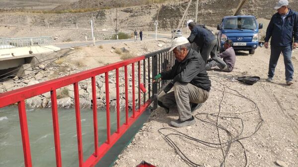 Сооружение альтернативного моста вместо подорванного в Баткене  - Sputnik Кыргызстан