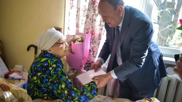 Мэр навестил долгожительницу Бишкека  - Sputnik Кыргызстан