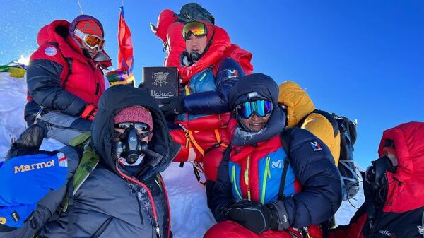 Первая кыргызская экспедиция покорила вершину Манаслу в Гималаях - Sputnik Кыргызстан