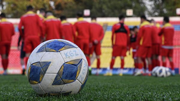 Футбольный мяч на фоне сборной команды. Архивное фото  - Sputnik Кыргызстан