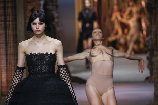 Демонстрация коллекции Dior весна/лето–2023 на Парижской неделе моды - Sputnik Кыргызстан