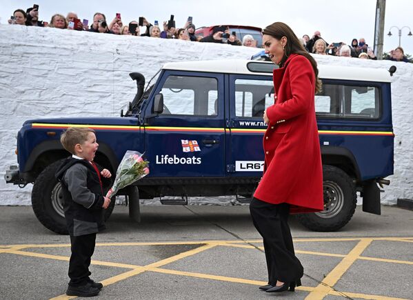 Четырехлетний Тео Кромптон дарит букет принцессе Уэльской Кэтрин во время посещения ею спасательной станции &quot;Холихед&quot; в Уэльсе (Великобритания) - Sputnik Кыргызстан