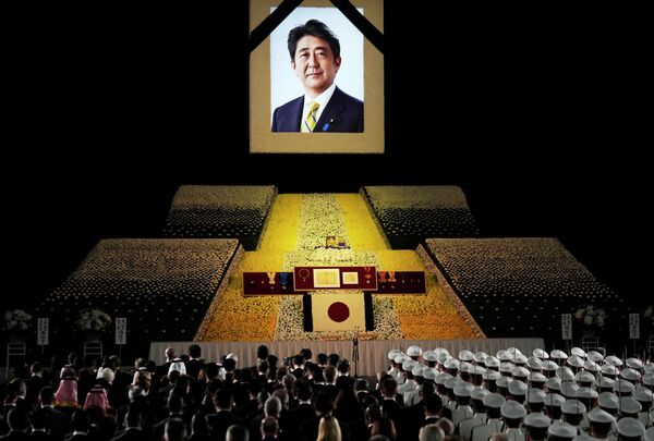 Государственные похороны бывшего премьер-министра Японии Синдзо Абэ. Политик скончался в июле в результате покушения: в него дважды стреляли сзади, Абэ упал после второго выстрела. - Sputnik Кыргызстан