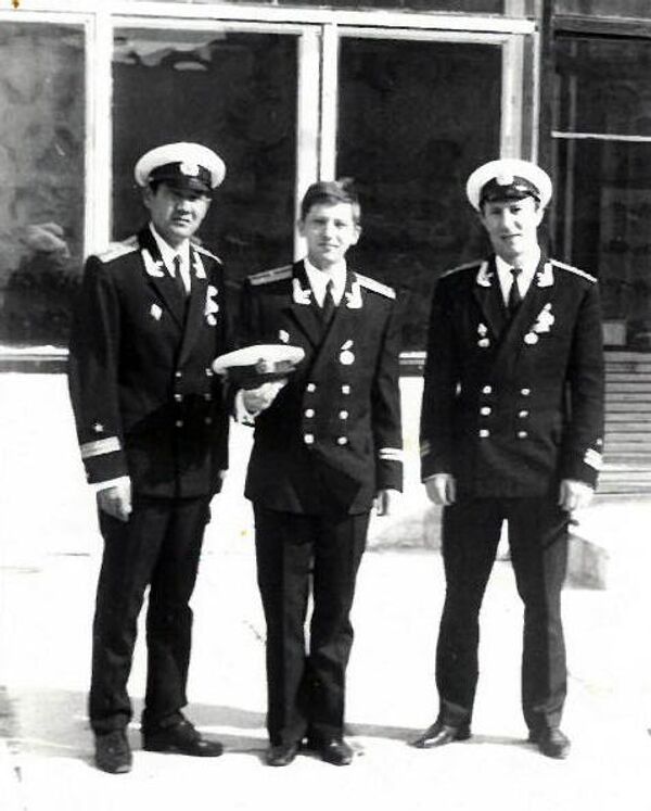 Капитан-лейтенант Марат Темиров аскерде бирге кызмат өтөгөндөр менен Офицерлер үйүнүн алдында. 1971-жыл, Североморск шаары. - Sputnik Кыргызстан