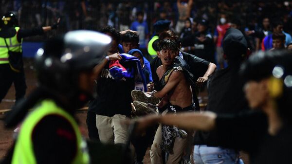 Беспорядки и давка после футбольного матча в Индонезии - Sputnik Кыргызстан