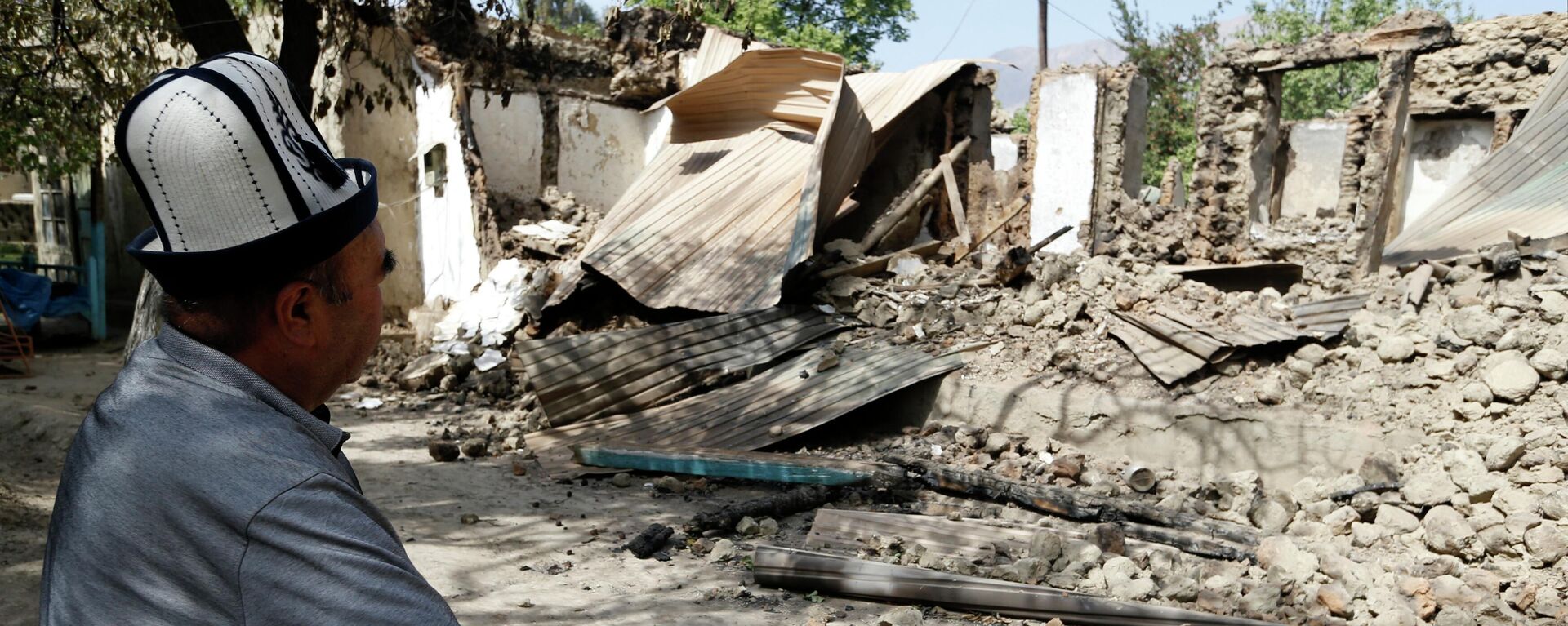 Житель села Капчыгай в Баткенской области, возле дома повреждённого в результате обстрела со стороны Таджикистана - Sputnik Кыргызстан, 1920, 04.10.2022