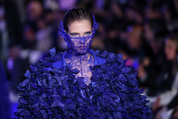 Модель демонстрирует платье из синих лепестков от бренда Off-White - Sputnik Кыргызстан
