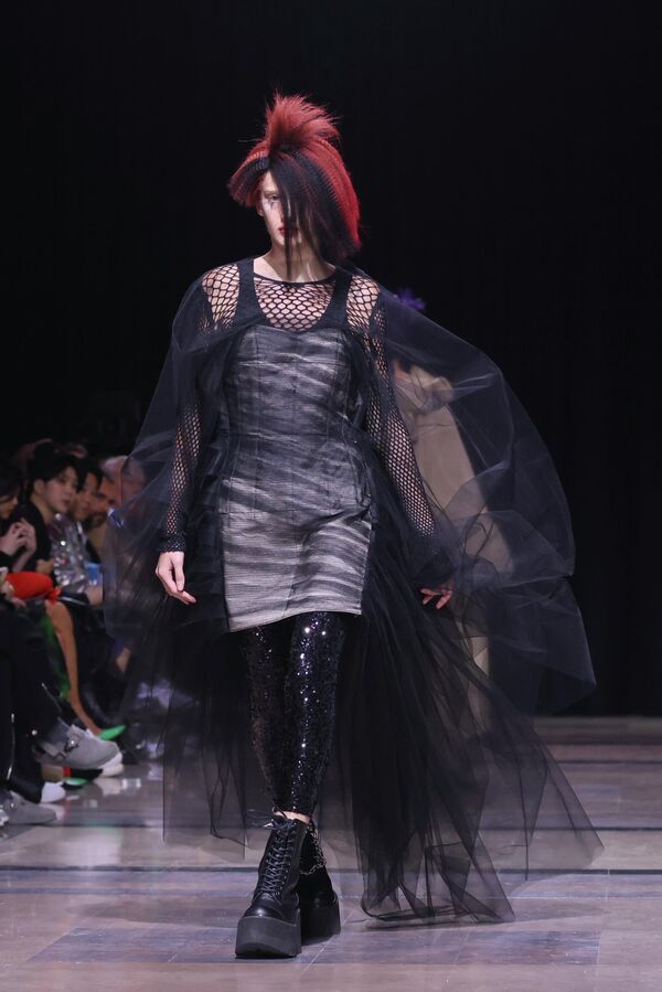Модель во время показа коллекции модного дома Junya Watanabe - Sputnik Кыргызстан
