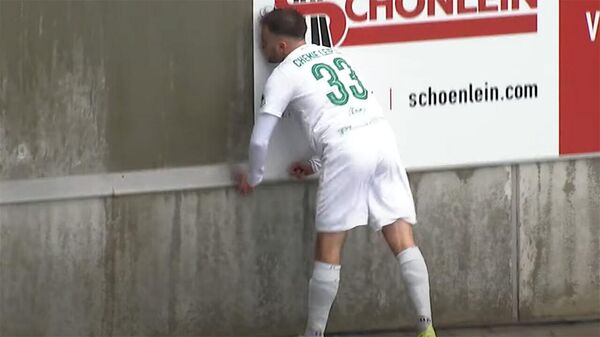 Футболист отправился в глубокий нокаут после удара головой о стену. Видео - Sputnik Кыргызстан