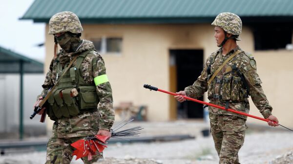 Военнослужащие на подвергшейся нападению, со стороны Таджикистана на погранзаставе Ак-Сарай. Архивное фото - Sputnik Кыргызстан