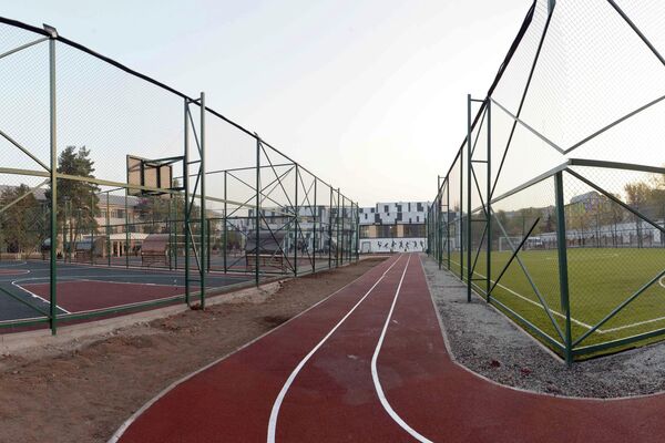 На территории школы есть футбольное, баскетбольное и волейбольное поля, беговая дорожка и воркаут-площадка. - Sputnik Кыргызстан