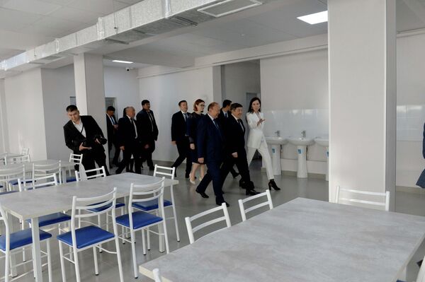 На первом этаже расположены начальные классы, зал для хореографии, тренажерный зал площадью 285 квадратных метров и столовая - Sputnik Кыргызстан