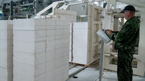 Рабочий на заводе по производству газобетона. Архивное фото - Sputnik Кыргызстан