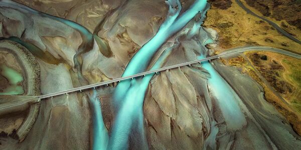 &quot;Исландский мост&quot; — так назвал свою работу испанский фотограф Карлос Солинис Камаличи - Sputnik Кыргызстан
