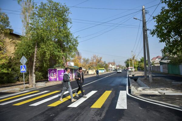 Муниципалитет напомнил, что ранее на этой улице возле Первомайского РУВД не было проезжей части, имелся только тротуар, а на другом участке — наоборот. - Sputnik Кыргызстан