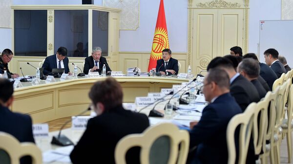 Председатель кабинета министров Акылбек Жапаров на заседании по обеспечению безопасности дорожного движения - Sputnik Кыргызстан