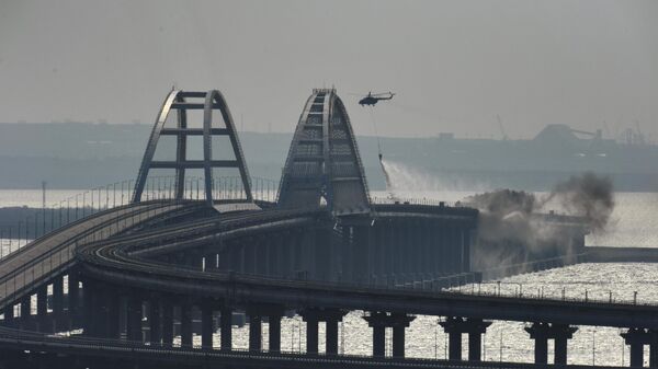 Вертолет тушит пожар на Крымском мосту, на автомобильной части которого со стороны Таманского полуострова произошел подрыв грузового автомобиля - Sputnik Кыргызстан