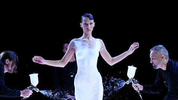 Американская модель Белла Хадид на неделе моды в Париже - Sputnik Кыргызстан