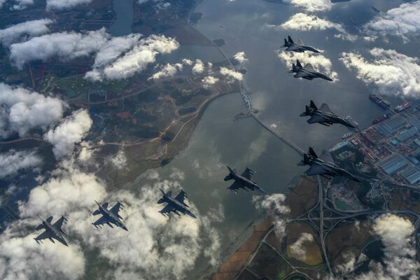 Истребители F-15K ВВС Южной Кореи и истребители F-16 ВВС США во время совместных учений - Sputnik Кыргызстан