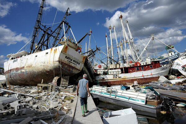Выброшенные на берег лодки в Форт-Майерс-Бич (штат Флорида, США) через неделю после урагана &quot;Иэн&quot; - Sputnik Кыргызстан