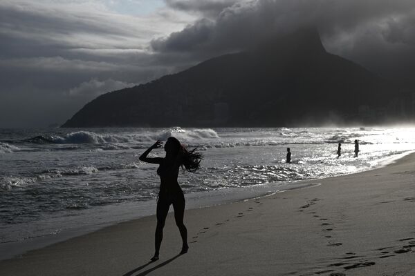 Люди на пляже Ипанема в Рио-де-Жанейро (Бразилия) - Sputnik Кыргызстан