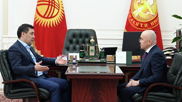 Встреча президента Садыра Жапарова и полномочный представитель президента в Иссык-Кульской области Алтынбек Сулайманов - Sputnik Кыргызстан