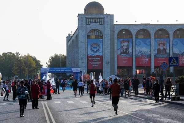 Трасса полумарафона (21,1 км) имеет сертификат Ассоциации международных марафонов и пробегов AIMS/IAAF - Sputnik Кыргызстан