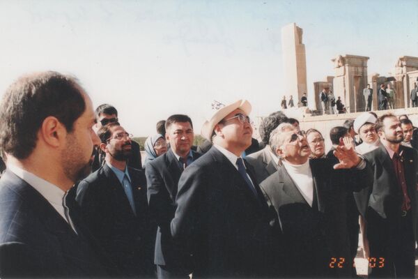 Президент КР Аскар Акаев во время официального визита в Иран (Айбек Дехканов третий слева во втором ряду). 2003 - Sputnik Кыргызстан