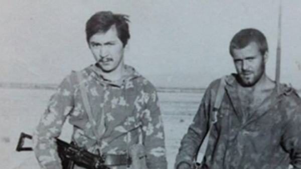 Дипломат и ветеран афганской войны Айбек Дехканов (слева) - Sputnik Кыргызстан