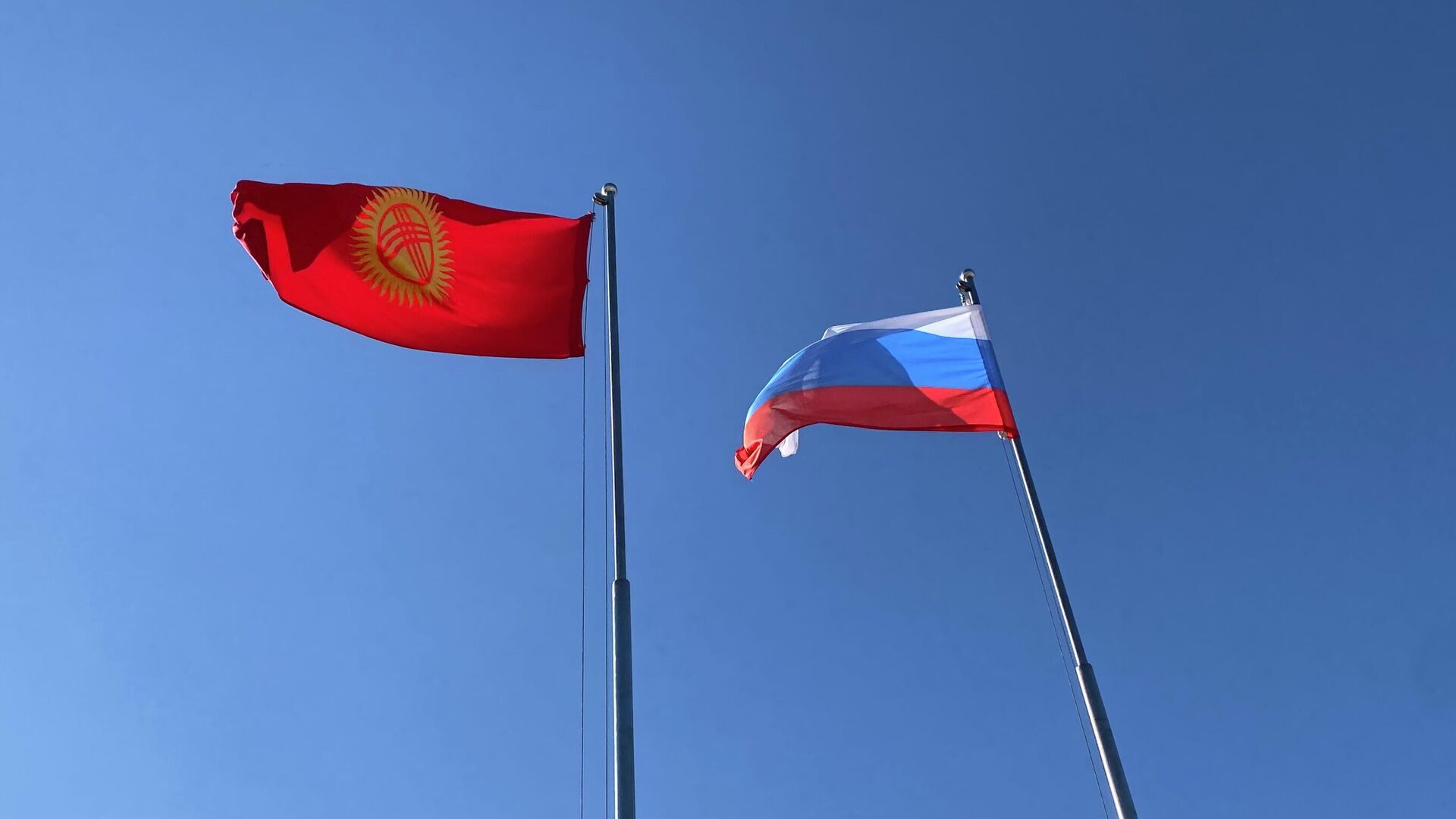 Флаги КР и РФ. Архивное фото - Sputnik Кыргызстан, 1920, 23.10.2025