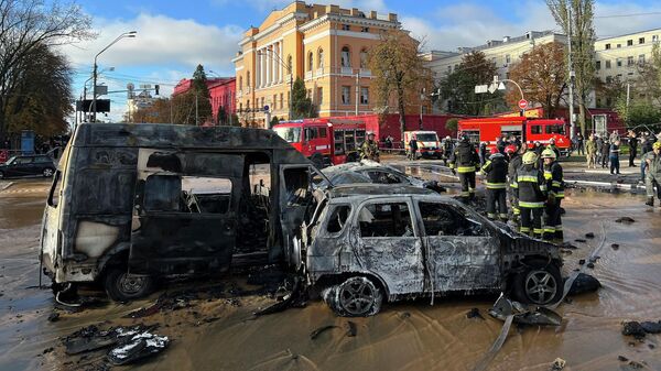 Пожарные на месте взрыва в Киеве, Украина. 10 октября 2022 года - Sputnik Кыргызстан