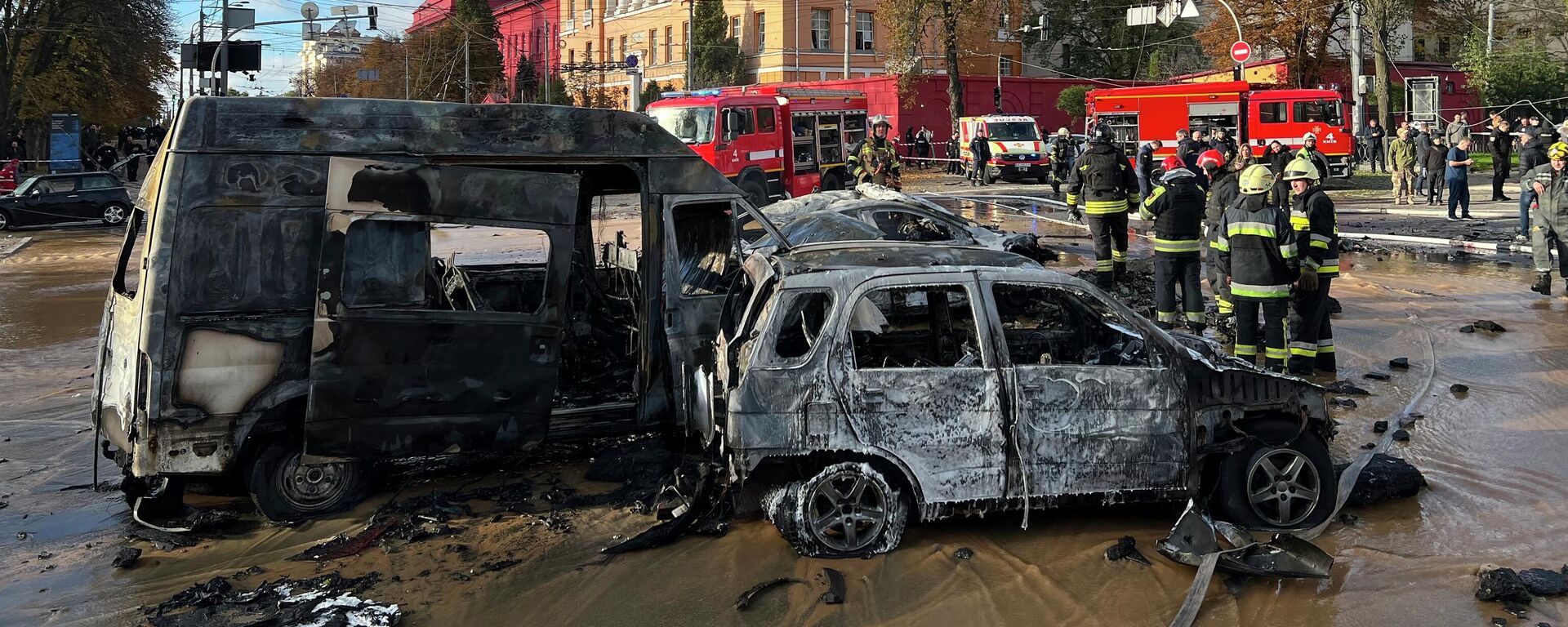 Пожарные на месте взрыва в Киеве, Украина. 10 октября 2022 года - Sputnik Кыргызстан, 1920, 10.10.2022
