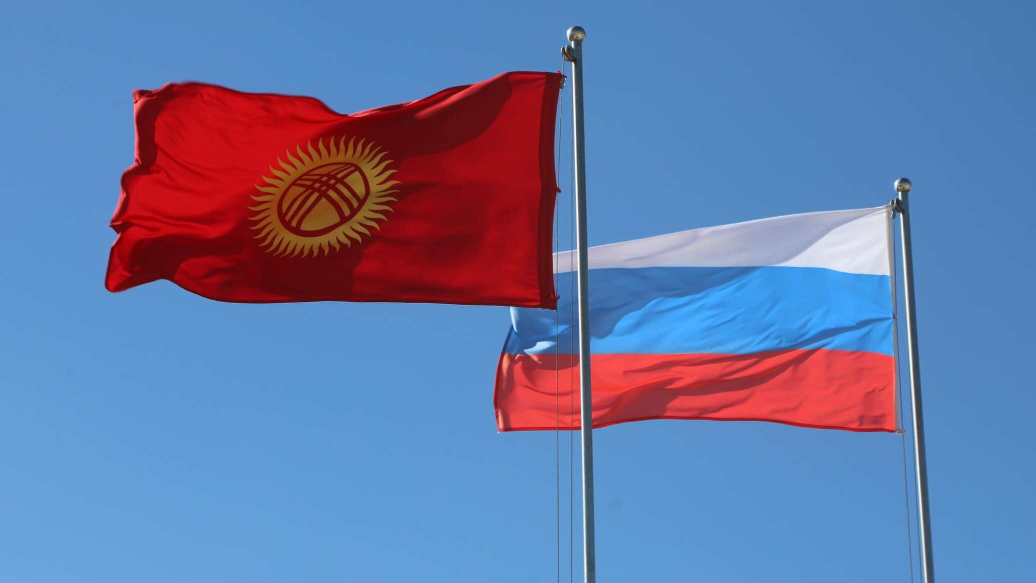 Киргизия нужна регистрация. Флаг Киргизии. Флаг России и Киргизии. День флага Кыргызской Республики. Флаг Кыргызстана 2024.