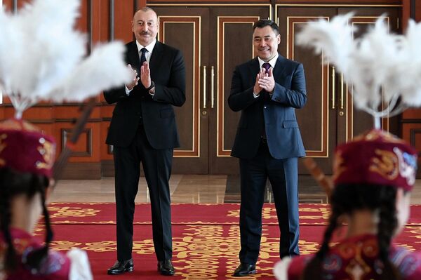 Президент Садыр Жапаров жана Азербайжан президенти Илхам Алиев концерттик программа учурунда - Sputnik Кыргызстан