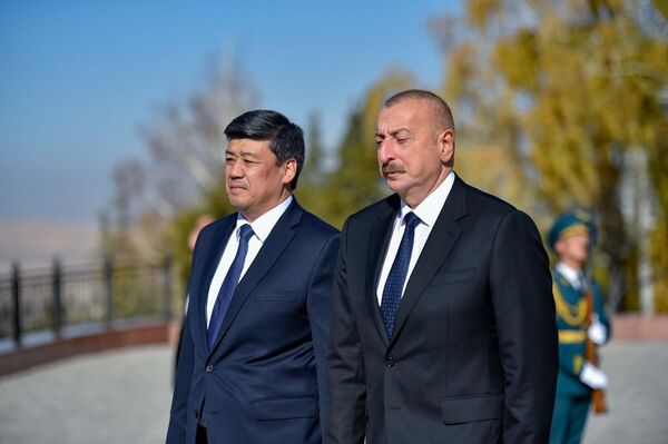 Иш-чарага министрлер кабинетинин төрагасынын орун басары, Кыргызстан менен Азербайжандын ортосундагы Экономикалык жана гуманитардык кызматташуу боюнча өкмөттөр аралык комиссиянын теңтөрагасы Бакыт Төрөбаев катышты - Sputnik Кыргызстан
