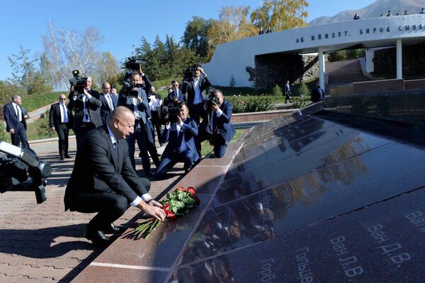 Азербайжандын Президенти Ильхам Алиев &quot;Ата-Бейит&quot; улуттук тарыхый-мемориалдык комплексине барды - Sputnik Кыргызстан
