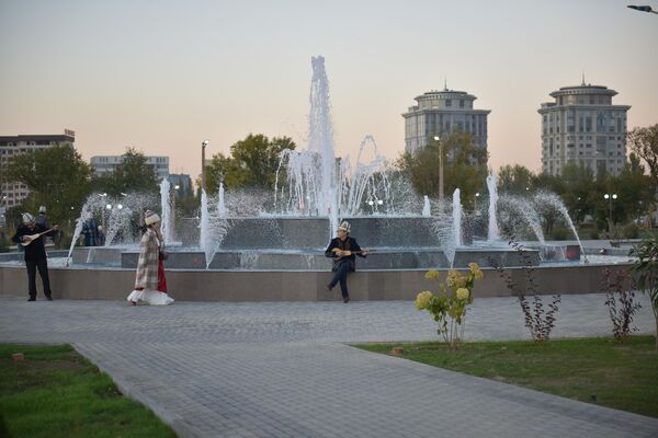 Ошондой эле ал Азербайжандын президентине жана анын командасына Бишкектин чыныгы асыл ташына айланып, тургундар убактысын ырахат менен өткөрө турган кооз сейил бактын курулушуна көрсөткөн жардамы үчүн ыраазычылык билдирген - Sputnik Кыргызстан