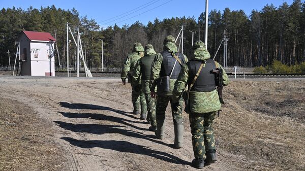 Белорусские пограничники на границе с Украиной. Архивное фото - Sputnik Кыргызстан