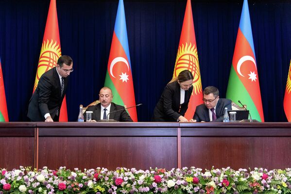 Подписаны важные документы о сотрудничестве, в том числе о создании Кыргызско-азербайджанского фонда развития с уставным капиталом 25 миллионов долларов - Sputnik Кыргызстан