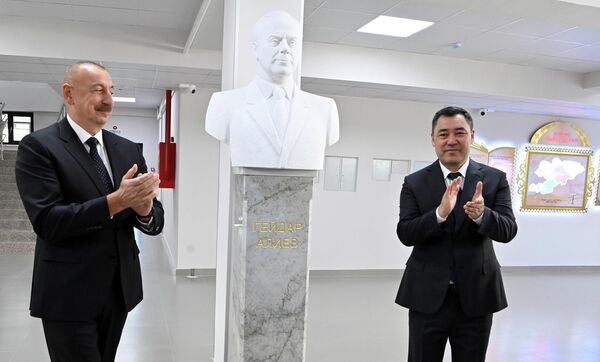 Президенты на церемонии присвоения школе-гимназии №20 имени Гейдара Алиева - Sputnik Кыргызстан