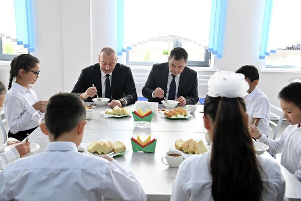 Президенты пообщались с учениками младших классов и даже ели вместе с ними кашу - Sputnik Кыргызстан
