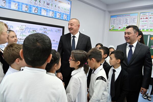 Алиев подписал футбольный мяч и подарил его школьникам - Sputnik Кыргызстан