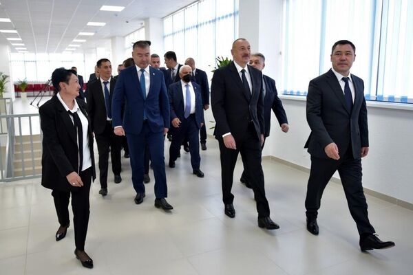 Жапаров и Алиев вместе осмотрели учебное заведение - Sputnik Кыргызстан
