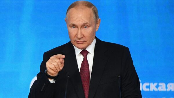 Президент РФ Владимир Путин выступает на пленарном заседании Новые вызовы - новые возможности - Sputnik Кыргызстан