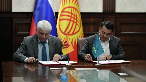 Подписание меморандума о сотрудничестве между политическими партиями КР и РФ - Sputnik Кыргызстан